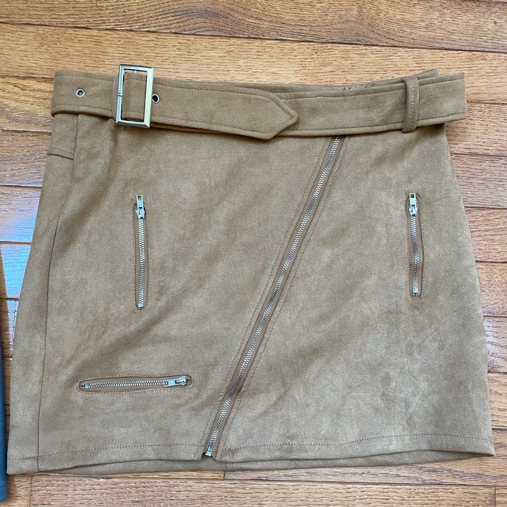 Short suede skirt with belt